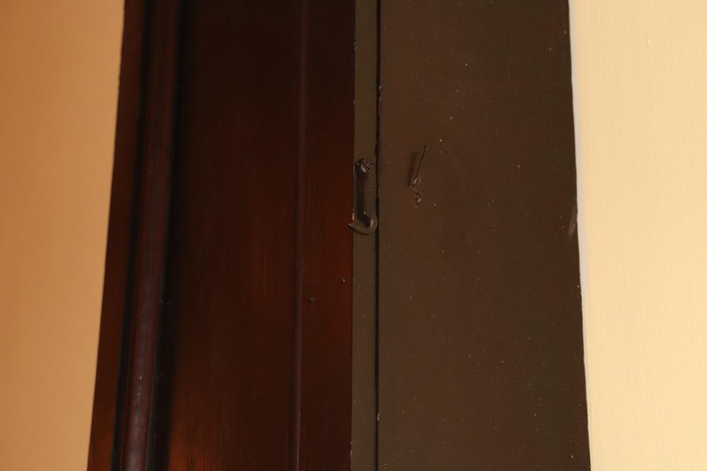 a close up picture of a North wall pillar showing a subdued latch